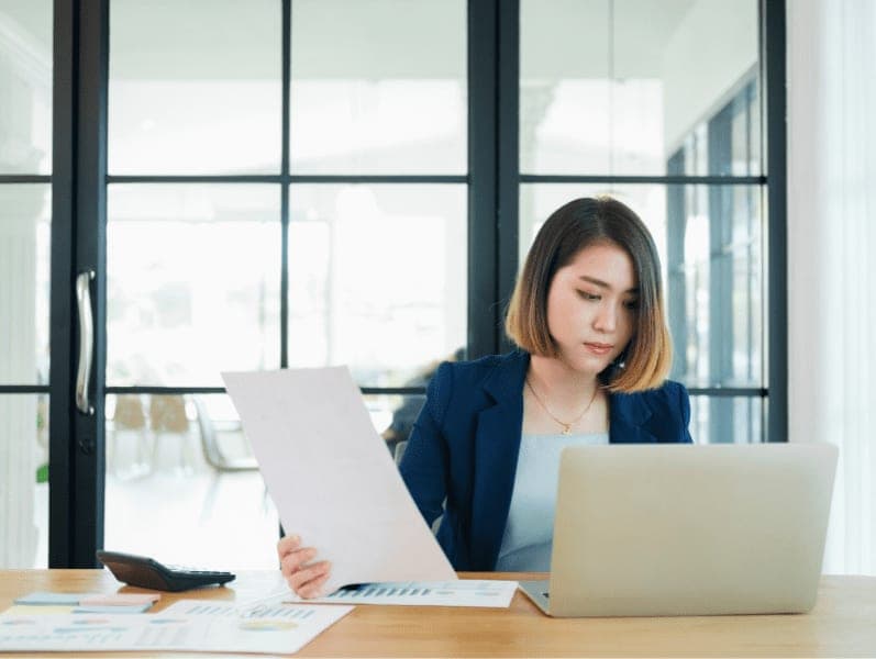 Young businesswoman working in modern work station.