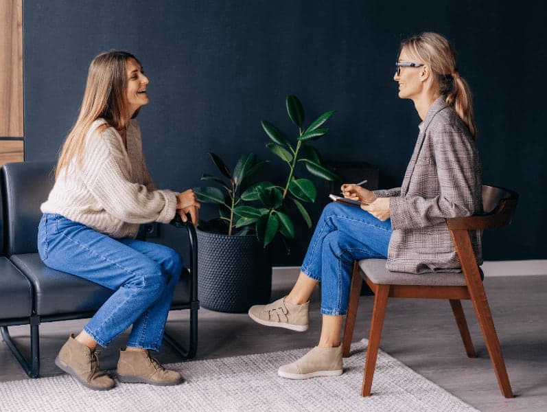 Woman patient had a casual conversation with a consultant psychologist in the office.