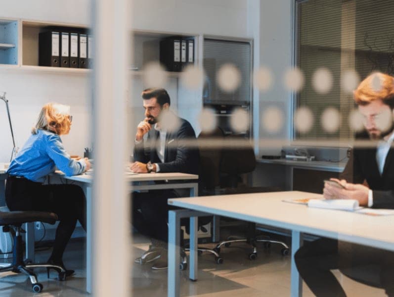 Two employees having a serious conversation in the office.