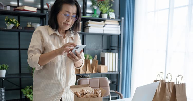 How do retirement benefits and participation compare by company size?